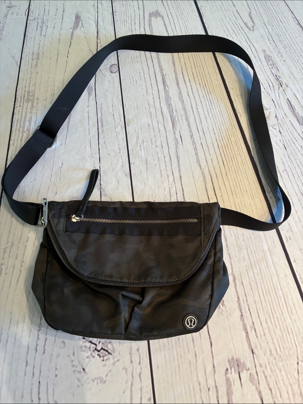 🎉NEW LISTING!🎉lululemon athletica Dark Camo Crossbody Bag